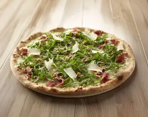 Pizza de rúcula y jamón crudo