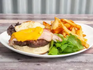 Cheesebacon con papas fritas