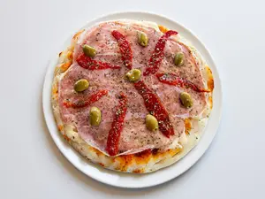 Pizza con jamón y morrónes