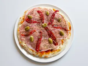 Pizza con jamón y morrónes