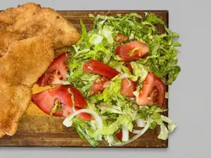 Milanesa de carne con ensalada