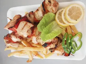 Brochette De Pollo Con Fritas