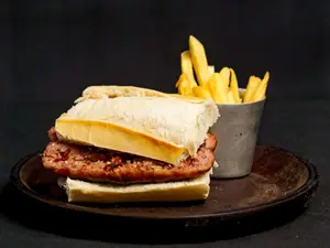 Choripan + papas frita