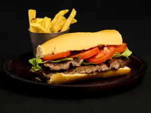 Sandwich lomito + papas frita