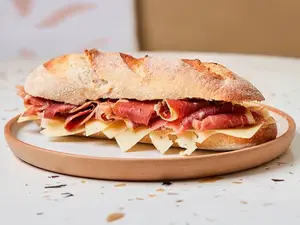 Baguette de crudo y queso