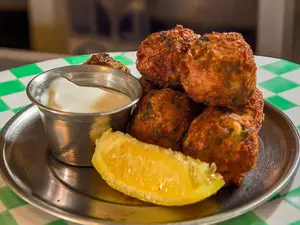 Buñuelo de verdura con alioli