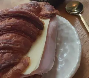 Medialuna de jamón y queso