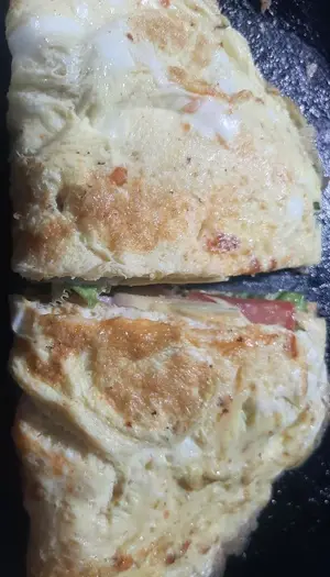 Omelette relleno con jamón y queso