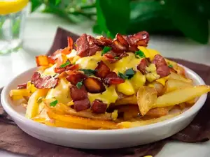 Papas fritas cheddar y panceta
