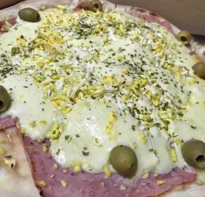Pizza con jamón y huevo