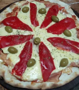 Pizza jamón y morrones