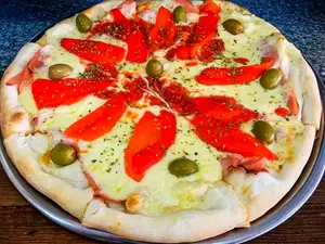 Pizza rúcula y jamón crudo