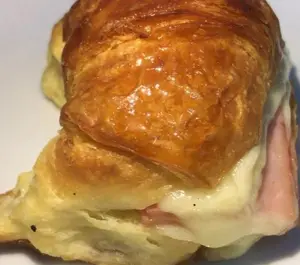 Medialuna de jamon y queso