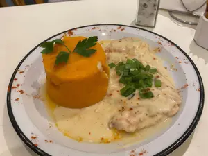 Pollito a la crema con verdeo