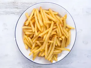 Porción de fritas con cheddar