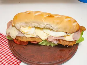 Sándwich con jamón y queso