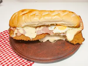 Sándwich jamón, queso y huevo