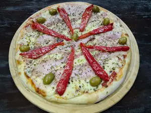 Pizza con Panceta y Morrón