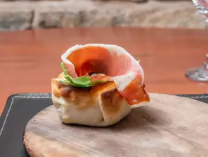 Canastita de jamón crudo