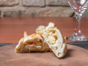 Empanada de cebolla y queso