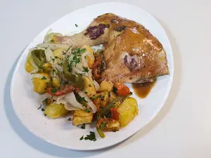 Menú- muslo de campo al verdeo con papas