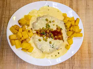 Menú - suprema de pollo a la suiza con papas