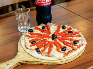 Pizza con jamón y morrones