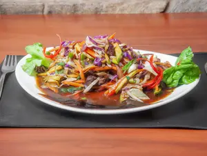 Wok de verduras con lomo