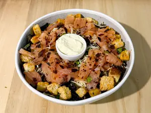 Ensalada caesar salmon