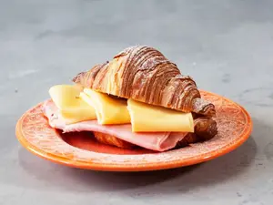 Croissant Con Jamon Y Queso