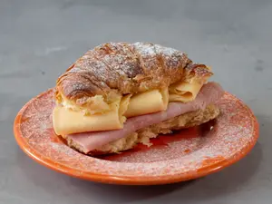 Medialuna Con Jamon Y Queso