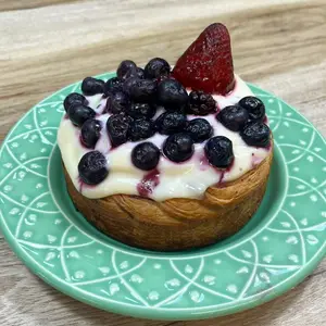Roll de manzana con frutos roj