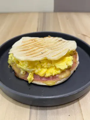 Tostado Arabe + Huevo Revuelto