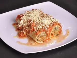 Canelones con salsa