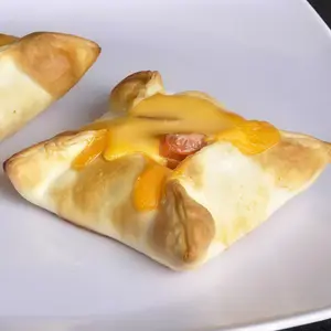 Empanada salchicha y cheddar