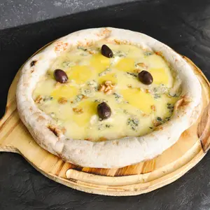 Pizza 5 quesos, nueces y miel