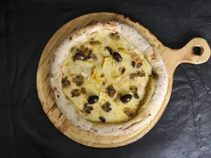 Pizza con hongos y queso bríe