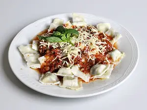 Ravioles con salsa