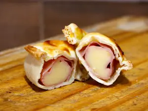 Empanada De Jamón Y Queso