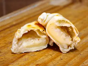 Empanada De Queso Y Cebolla