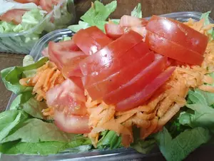Ensalada tomate, zanahy lech