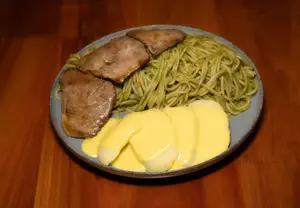 Tallarines verdes con bistec