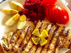 Grille con ensalada tricolor