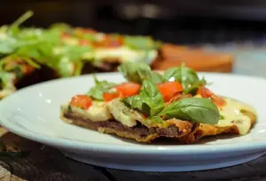 Milanesa capresse celiaco con guarnición