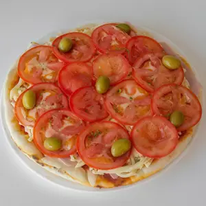 Pizza con muzza jamón y tomate