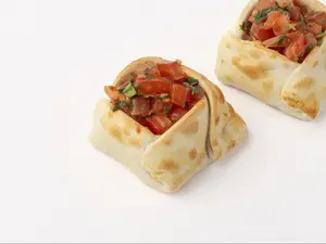 Empanada caprese (canastita)