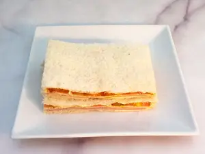 Sándwich de jamón y tomate