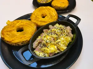 Bagel Huevos Revueltos Con Panceta Crocante