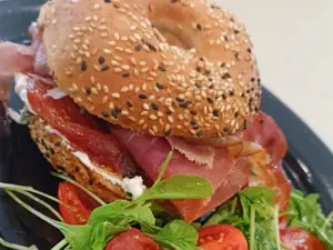 Bagel jamon/c -cheddar-rúcula-tomate cherry