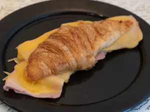 Croissant jamón y queso